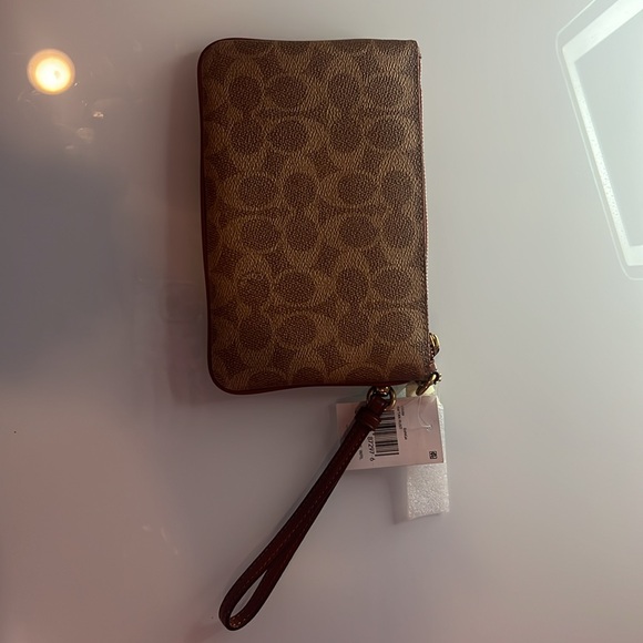 Essential Small Wristlet In Signature Canvas - Picture 2 of 4